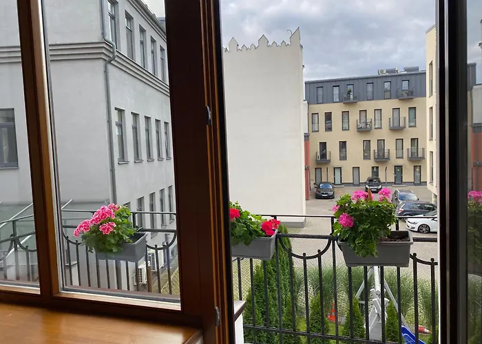 2 Min To Island! Spacious Family-Sized Old Town Apt