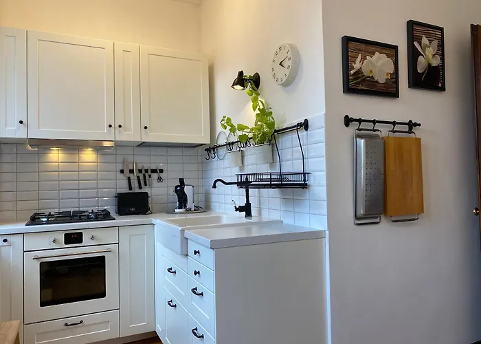 2 Min To Island! Spacious Family-Sized Old Town Apt