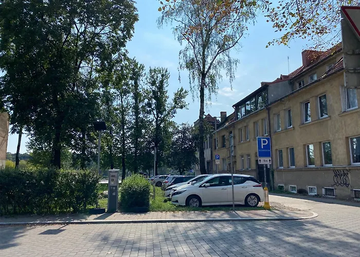 2 Min To Island! Spacious Family-Sized Old Town Apt