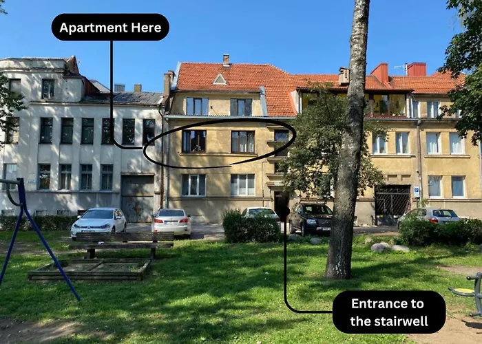 2 Min To Island! Spacious Family-Sized Old Town Apt