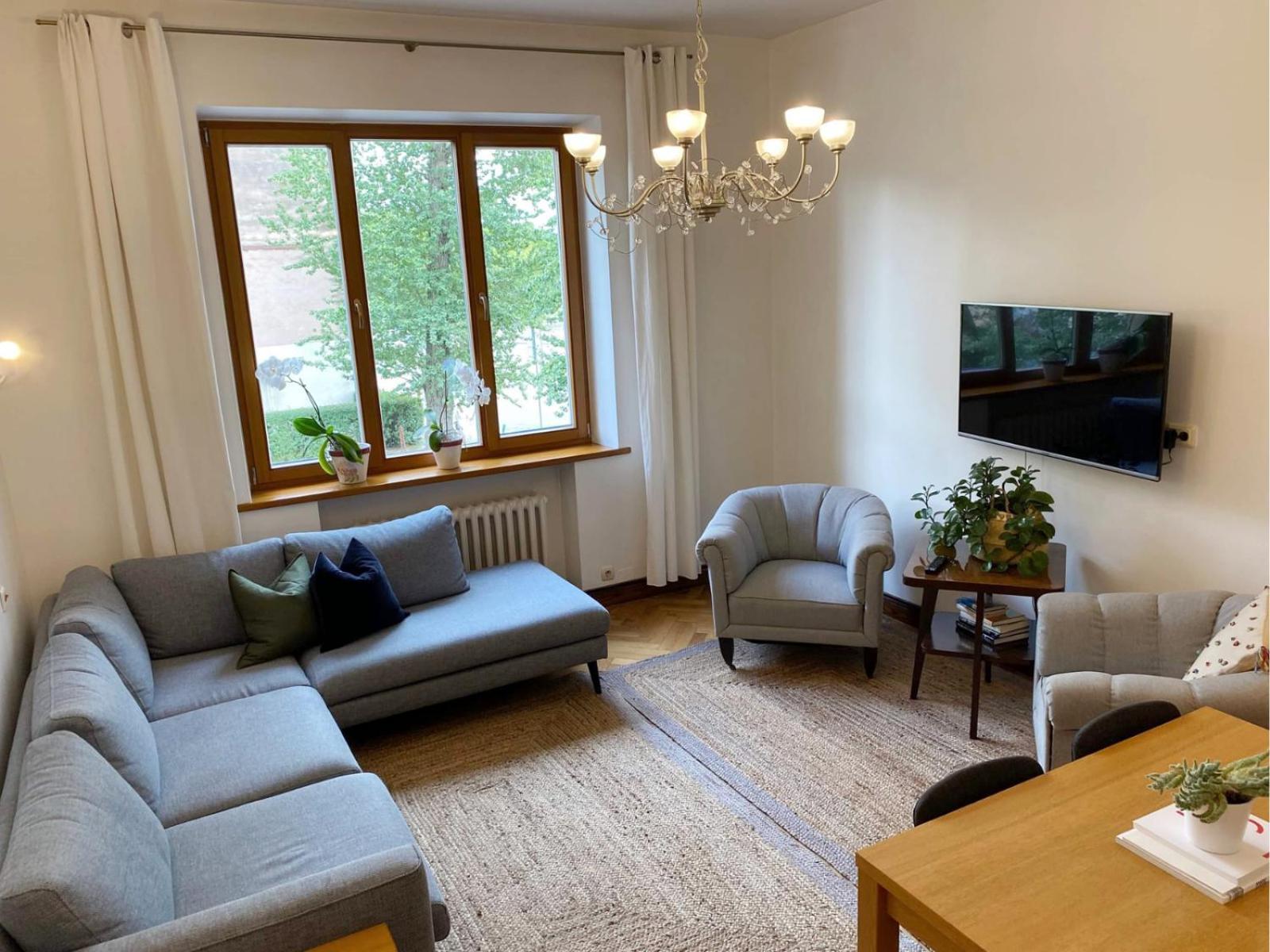 Apartment Spacious Old Town Apt, 3 Private Rooms, Sleeps 5-6